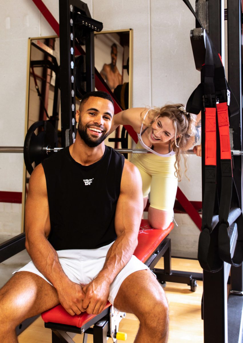 puru_leonore_vegankalender_200821_credit_gekebosch_@geke.photography_gekebosch.nl-106 Puru en Leonore lachend bij een fitnessapparaat