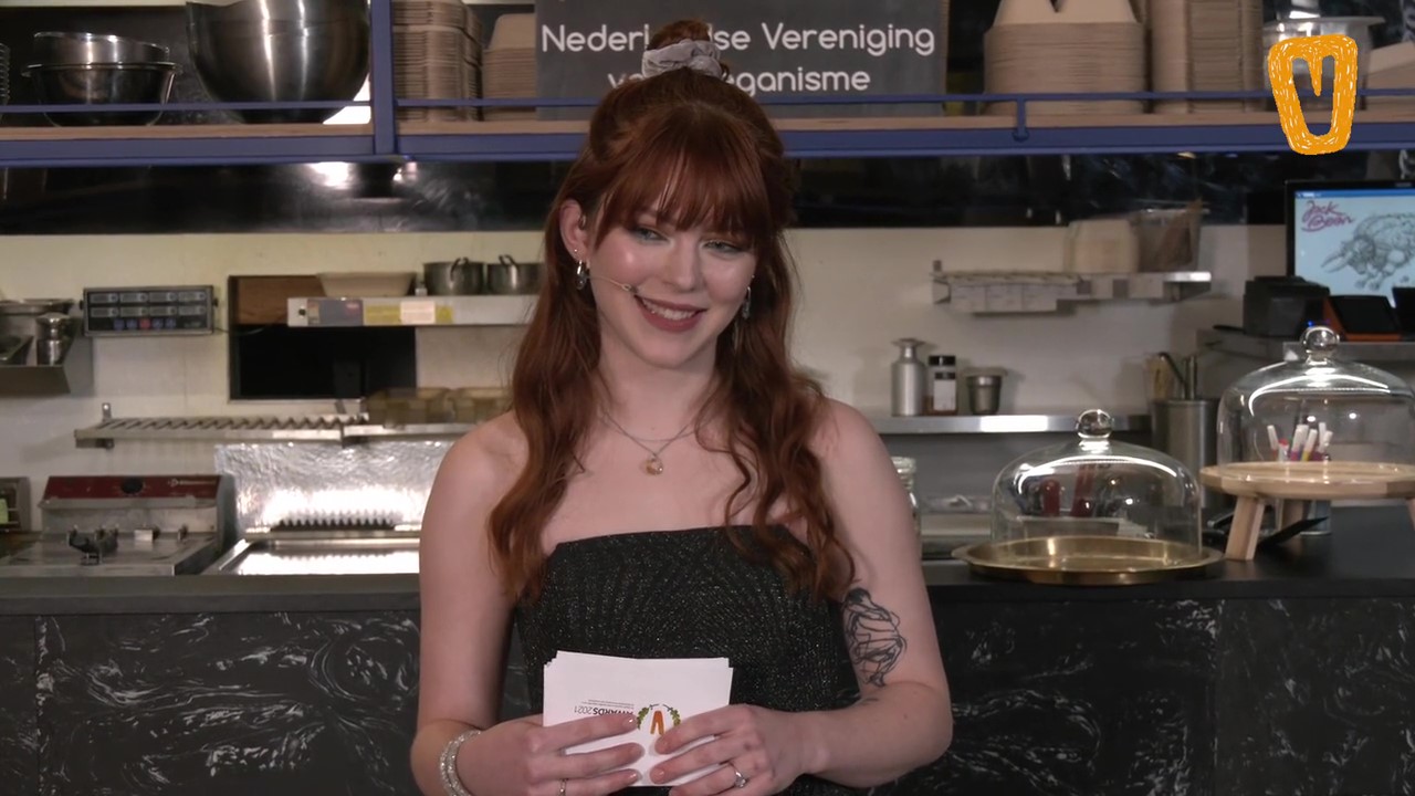 presentator tijdens de online live bekendmaking van de Vegan Awards 2021