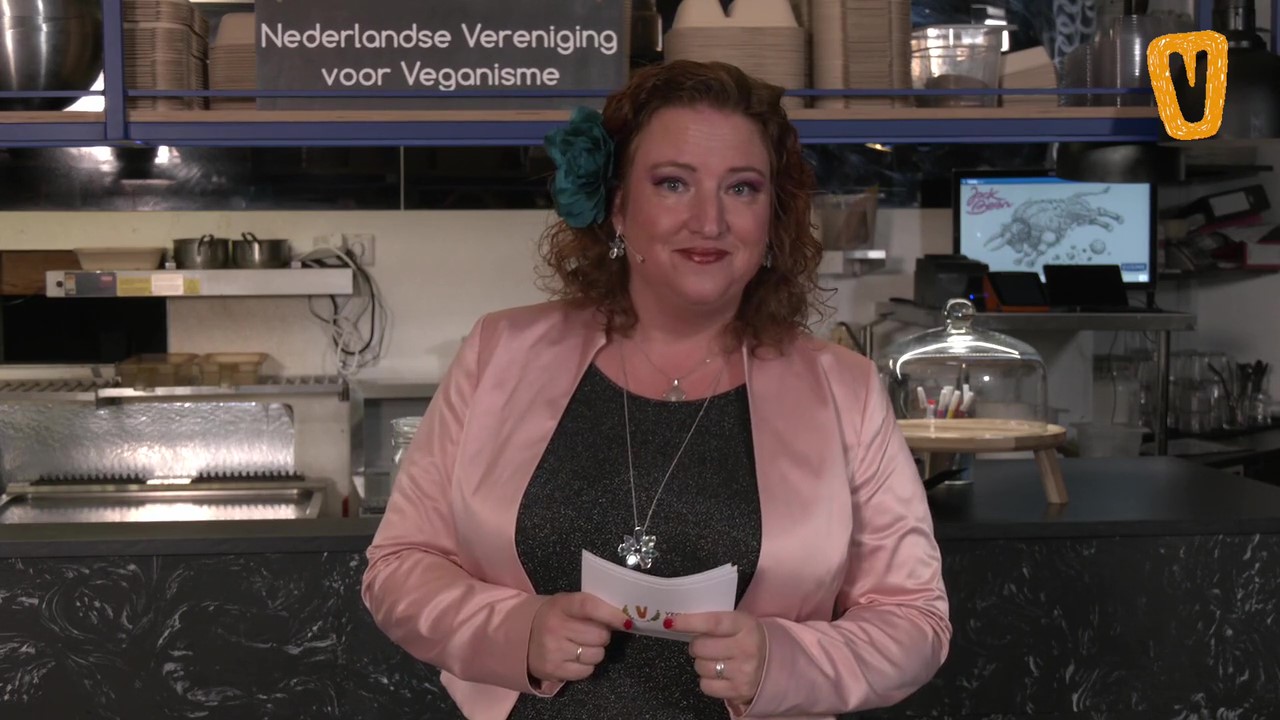 presentator tijdens de online live bekendmaking van de Vegan Awards 2021