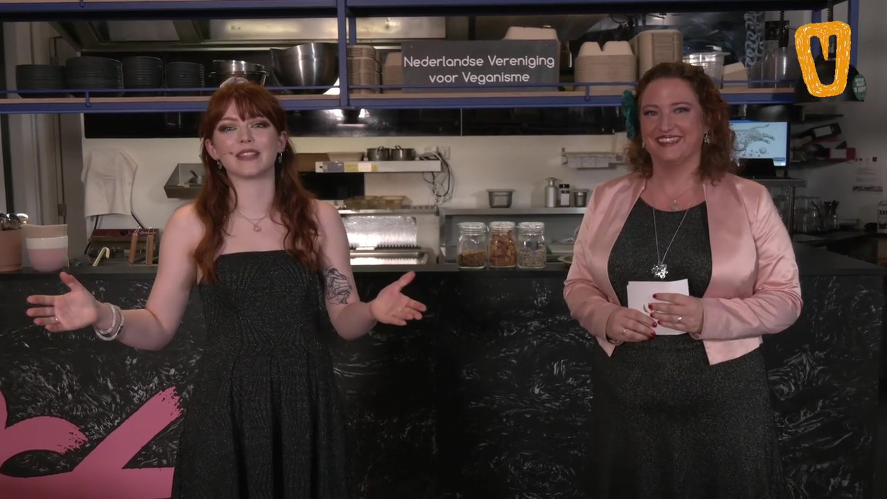 beide presentatoren tijdens de online live bekendmaking van de Vegan Awards 2021