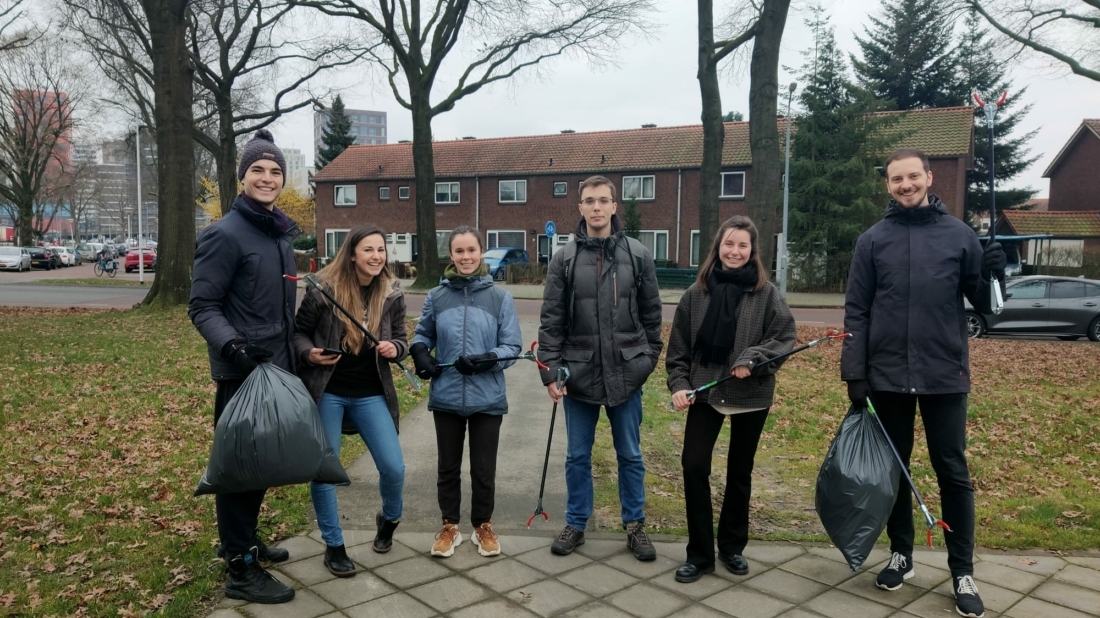 leden van een vegan studentenvereniging die met prikkers straatvuil opruimen