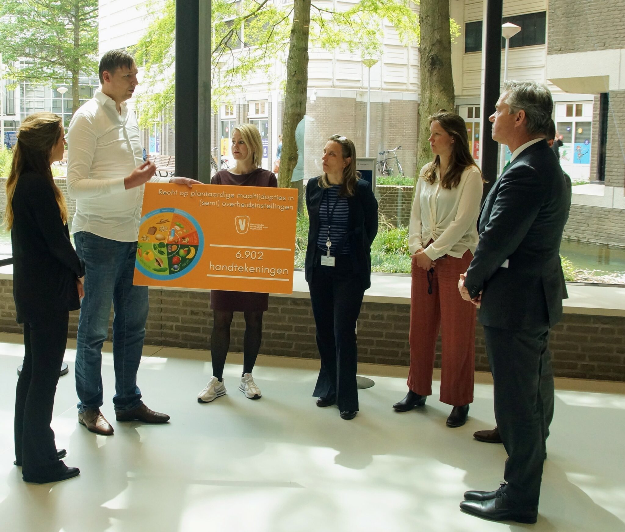 overhandiging van de petitie 'veganistische maaltijdopties'