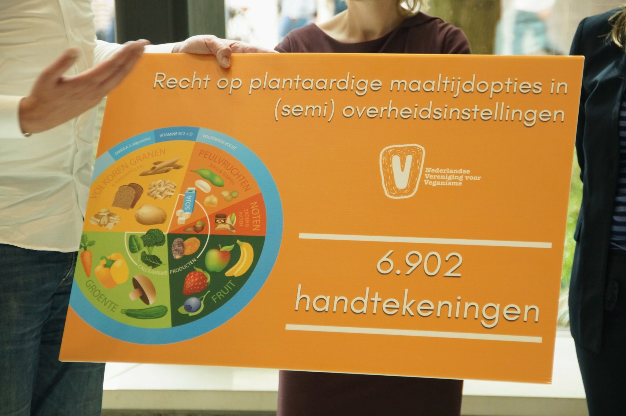 overhandiging van de petitie met tekst 'Recht op plantaardige maaltijdopties in (semi)overheidsinstellingen, 6.902 handtekeningen’