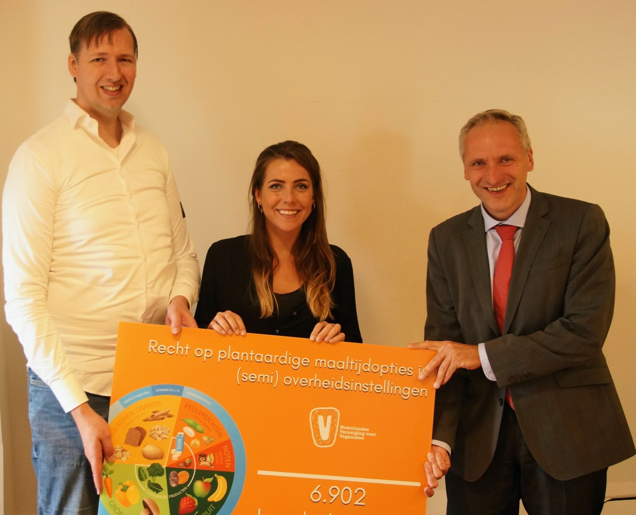 het aanbieden van de petitie met tekst 'Recht op plantaardige maaltijdopties in (semi)overheidsinstellingen, 6.902 handtekeningen’