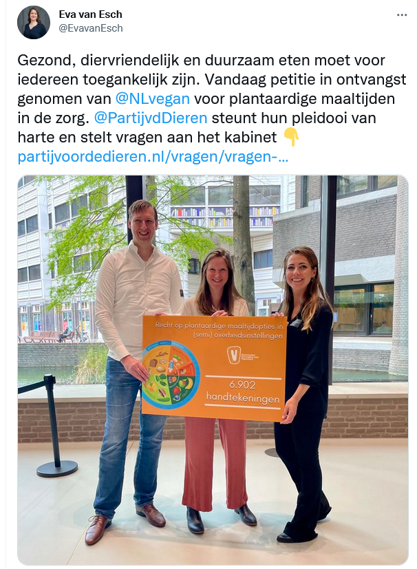 Eva van Esch van de PvdD twittert dat ze de petitie voor veganistische maaltijdopties steunt en er vragen over aan het kabinet gaat stellen