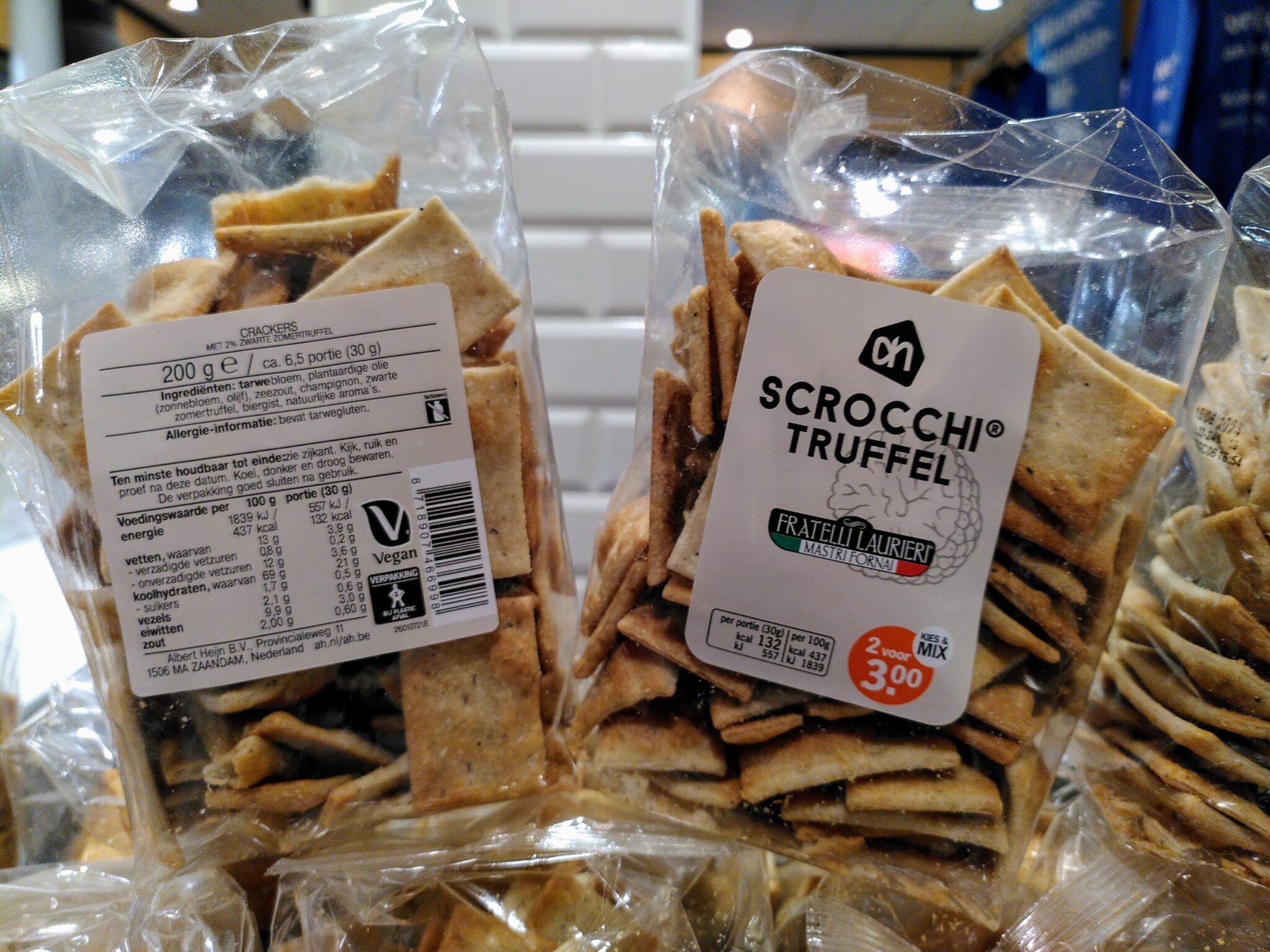 AH Scrocchi Truffel verpakkingen met AH Scrocchi-truffel-crackers die truffel bevatten, maar een vegan logo hebben