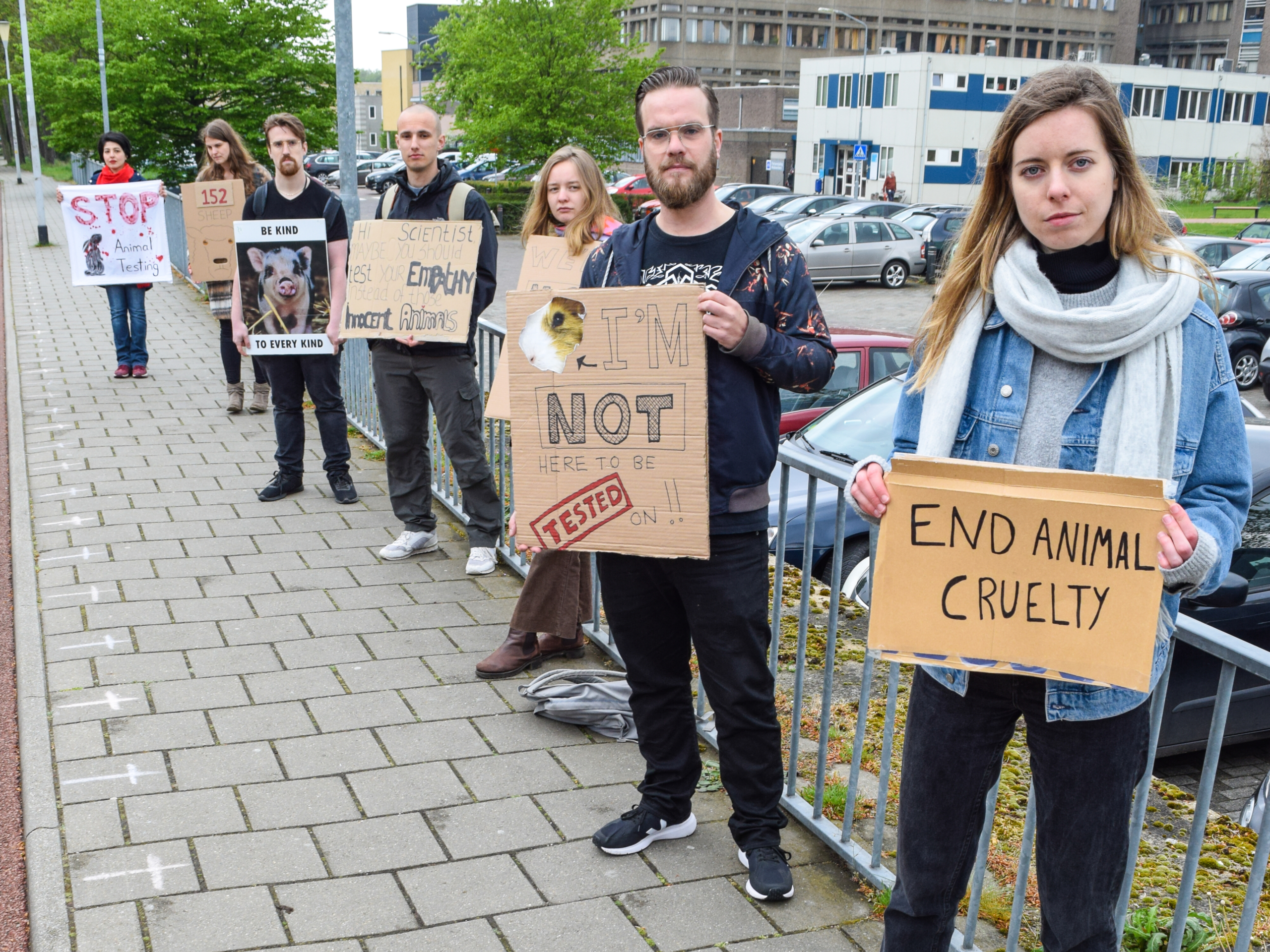 20220425-130859-001 een rij tegenstanders van dierproeven, met protestborden in hun handen