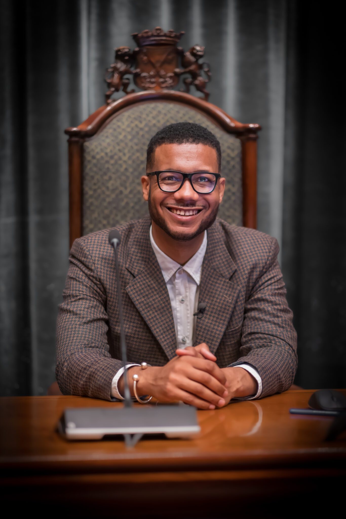 DSC04552 Malcolm Jones zit lachend aan een tafel