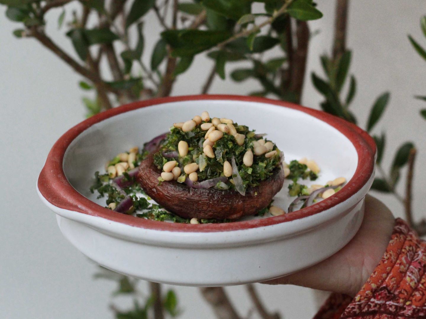 Geroosterde-portobellos-gevuld-met-boerenkool-en-rode-ui geroosterde portobello's gevuld met boerenkool en rode ui