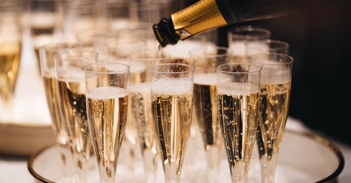 volgeschonken glazen champagne op een dienblad