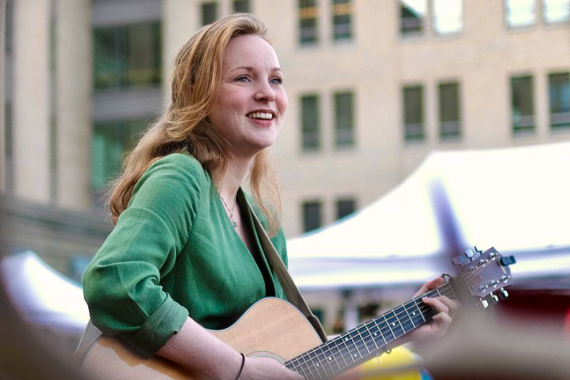 Tara-Zijlstra-3×2 Profielfoto van Tara Zijlstra die speelt op een gitaar