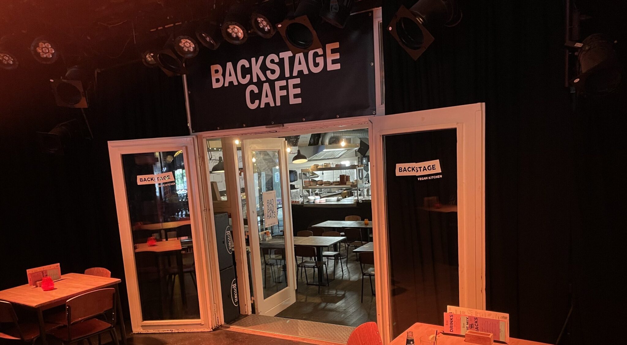 De ingang van Backstage Vegan Kitchen bij poppodium Rotown in Rotterdam.