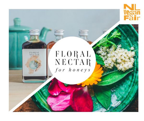 457749075_1048027690012765_6817984581387877125_n Flesjes van Floral Nectar for honeys. Daarnaast verse bloemen op een groene schaal.
