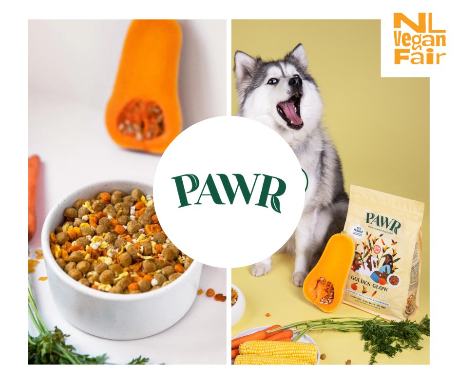 458398322_1051110079704526_8111886087616223822_n Een gevulde hondenvoerbak. Daarnaast een hond met open bek, een zak hondenvoer van PAWR en groente.