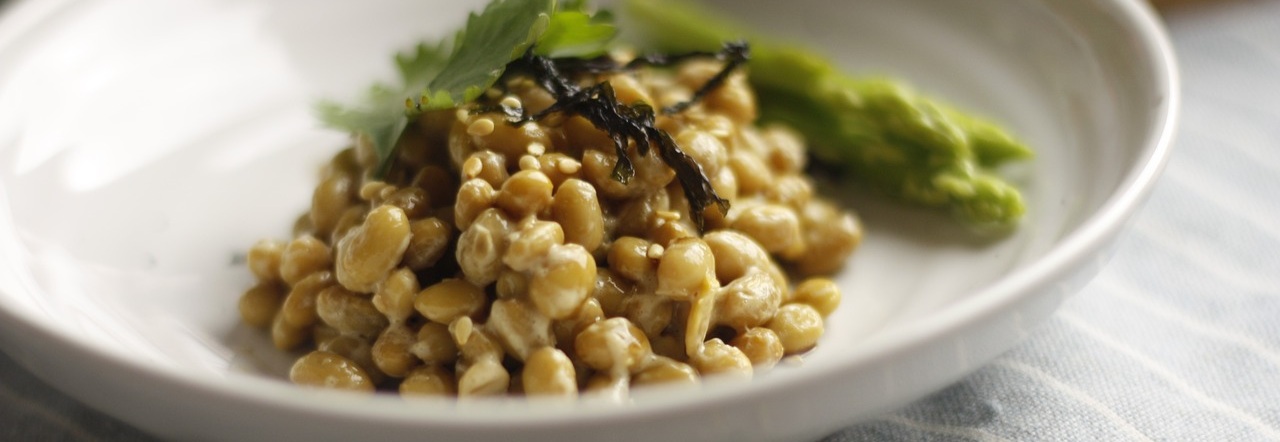 Natto met garnering gepresenteerd op een bord