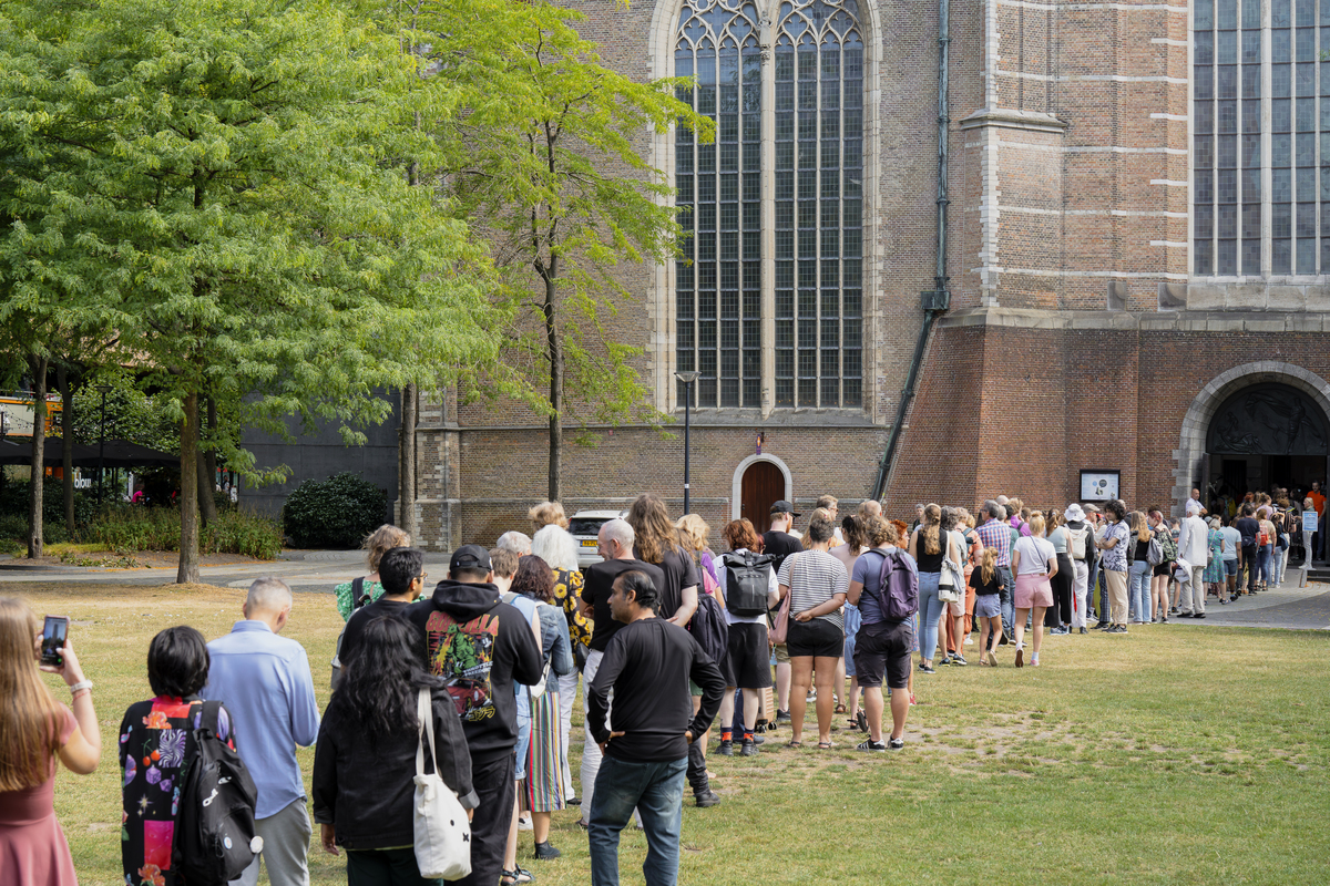nlvegan-fair_rij-buiten Rij bezoekers voor de Laurens kerk in Rotterdam