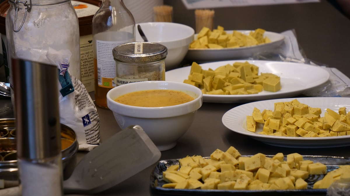 nlvegan-fair_workshop_kaasmaken Kaas en kaasblokjes gemaakt door Hans Kuipers tijdens zijn kookdemo.