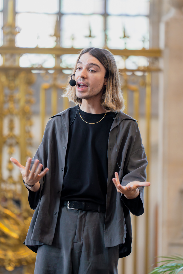 Ed-Winters Earthling Ed spreekt het publiek toe op de NLVegan Fair 2024