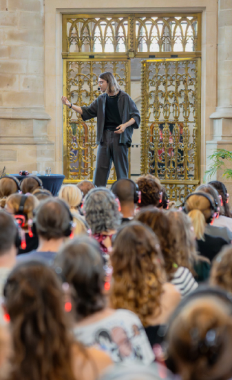 Ed-Winters Earthling Ed op het podium, waarop hij het publiek van de Vegan Fair 2024 toespreekt