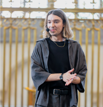 Ed-Winters Earthling Ed spreekt het publiek toe op de Vegan Fair 2024