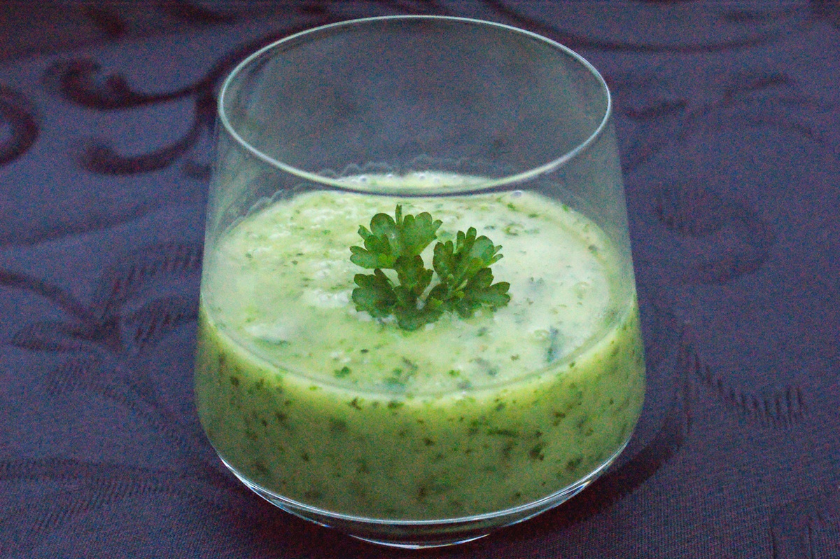 Een glas met veldslasoep met sherry en garnering