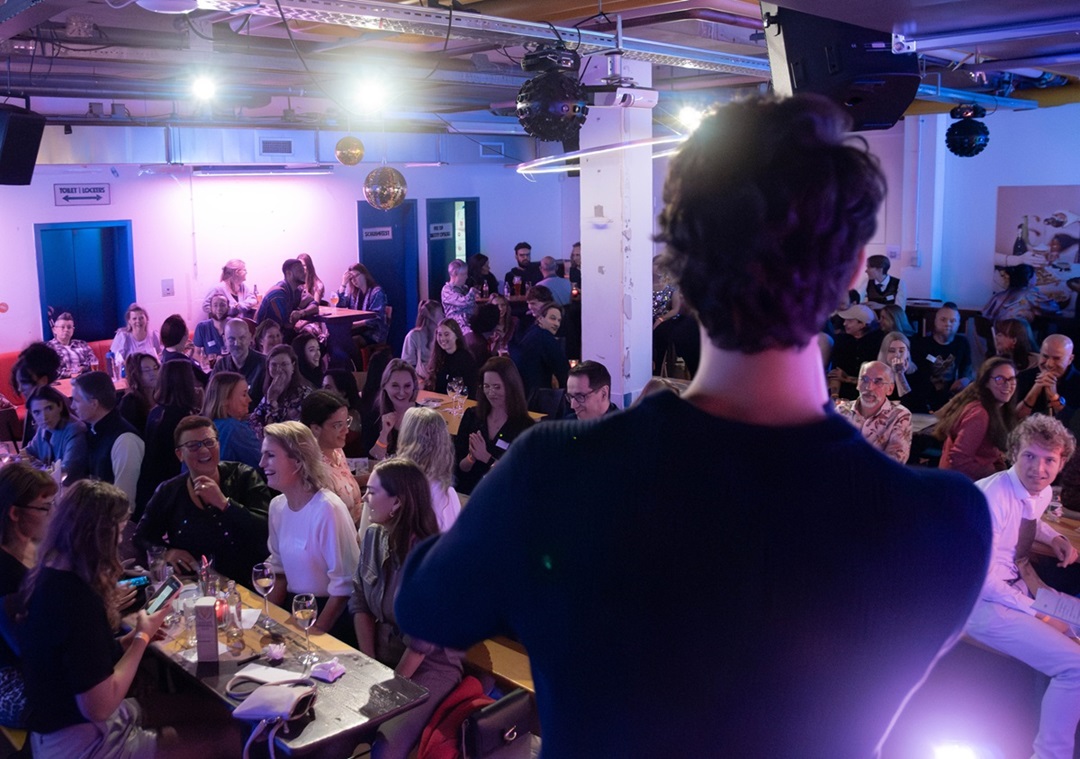 vegan-awards-presentator-pubquiz Presentator pubquiz Vegan Awards 2024, gezien vanaf zijn rug