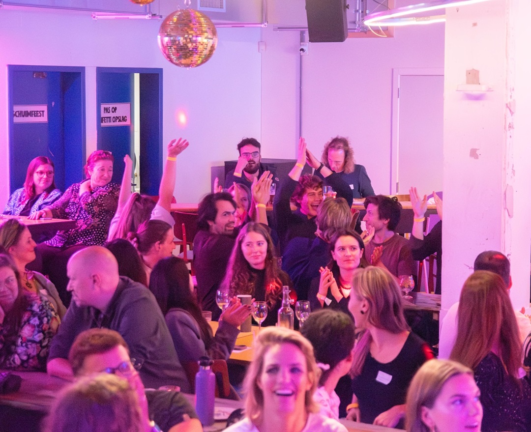 vegan-awards-pubquiz-team Het winnende team van de Vegan-Awards-pubquiz 2024 zittend in de zaal