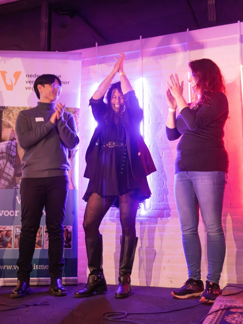 vegan-awards-winnaars-eten-bij-fret-podium Eten bij Fret lachend op het podium, winnaar bij de Vegan Awards 2024