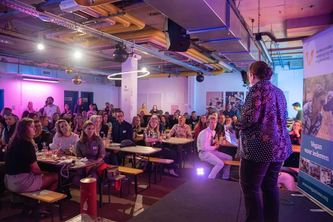 vegan-awards-zaal-impressie Impressie van de zaal met bezoekers van de Vegan Awards 2024