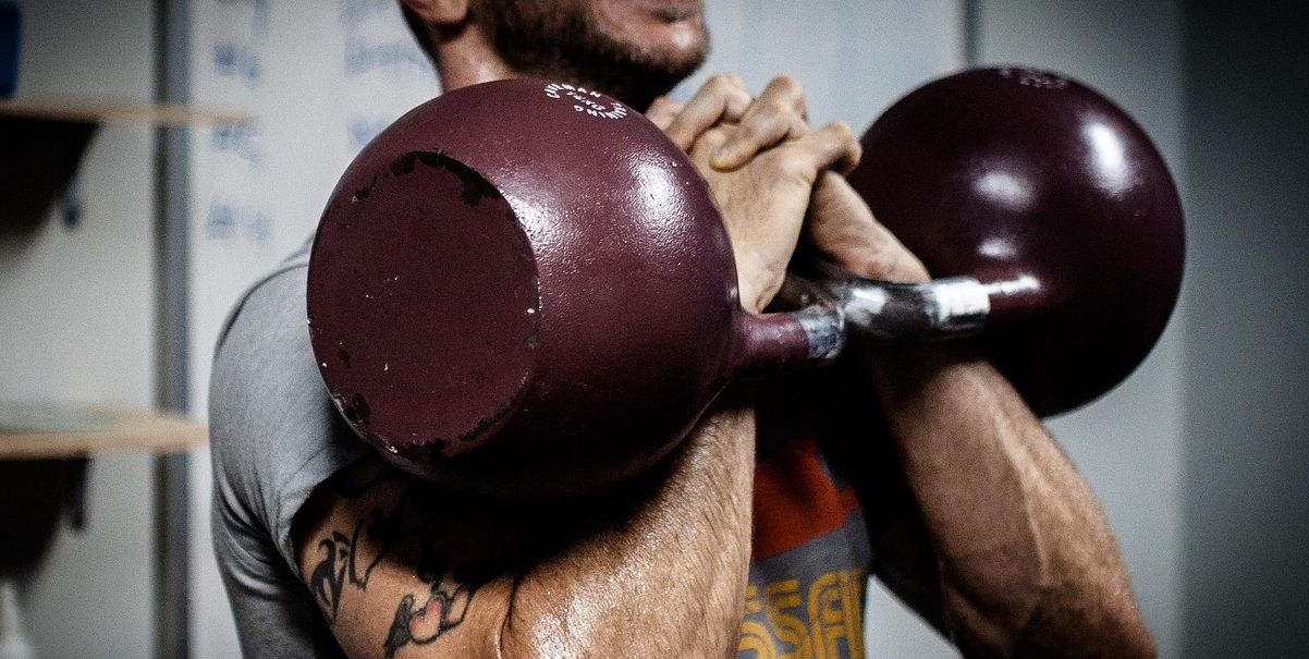 Iemand aan het trainen met een dumbbell