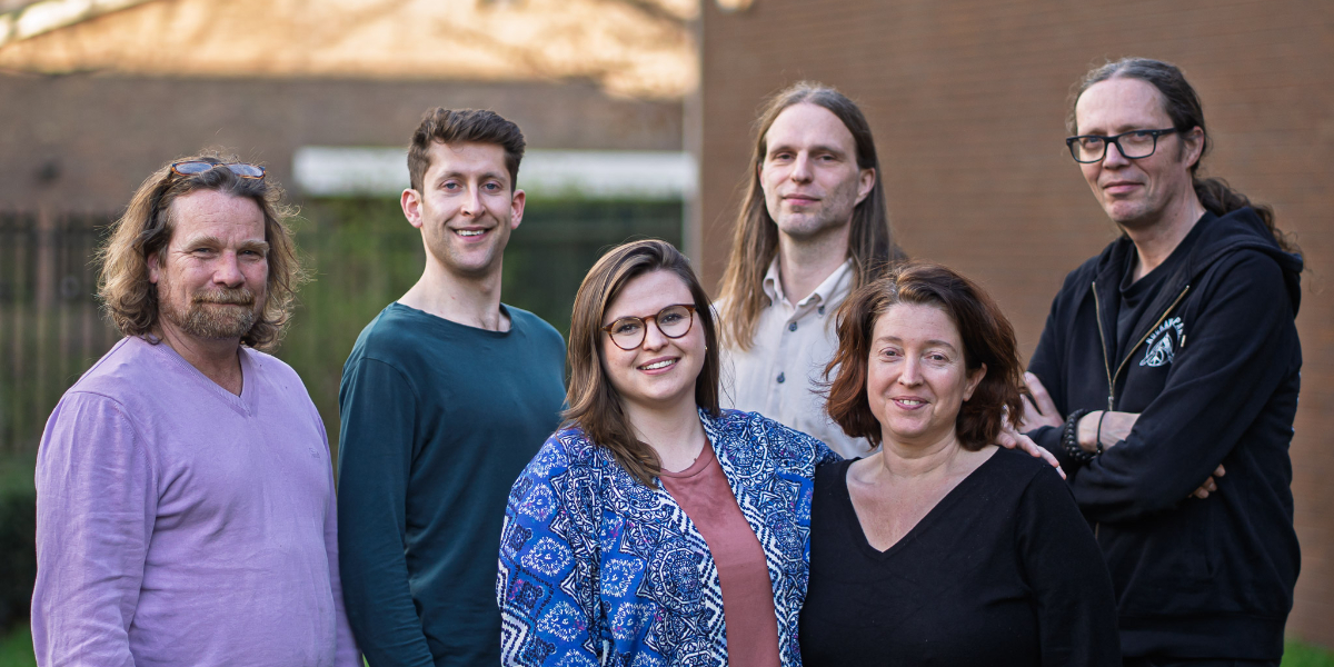 Zes bestuursleden poseren samen