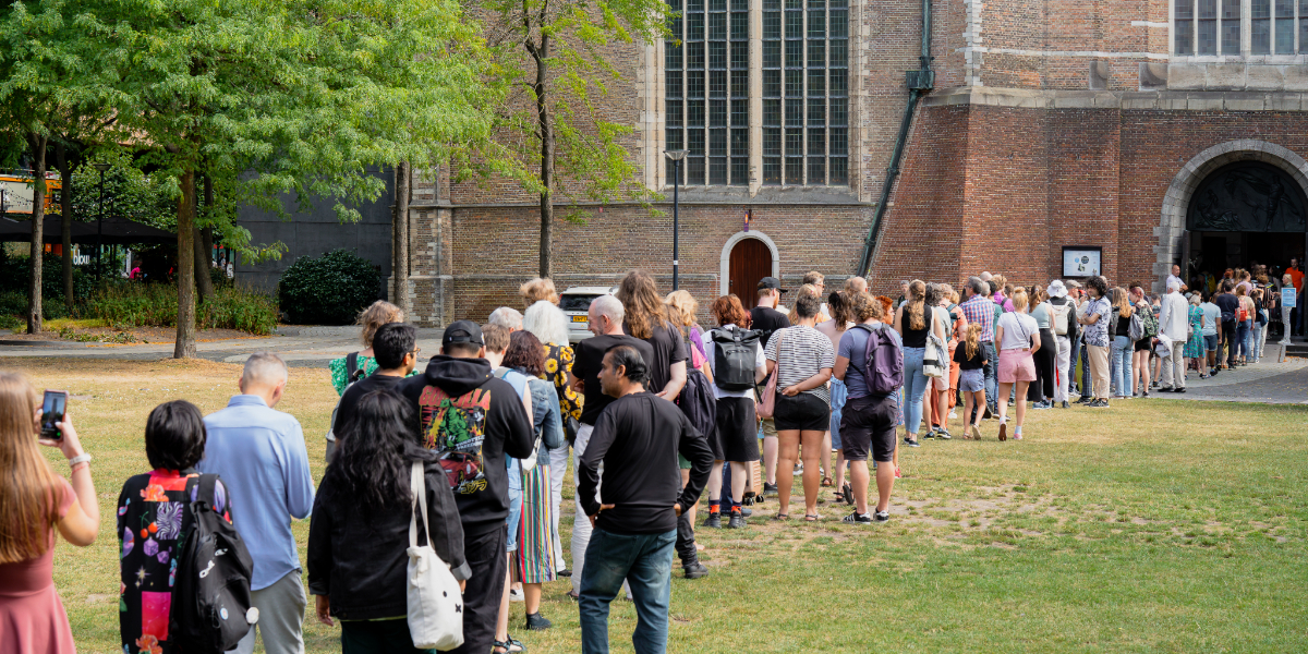 Lange rij buiten voor de Laurenskerk.