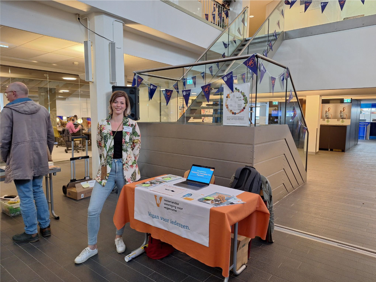 Natascha van Meer, een van de vrijwilligers van de NVV op de nascholingsdag Filosofie dierenethiek