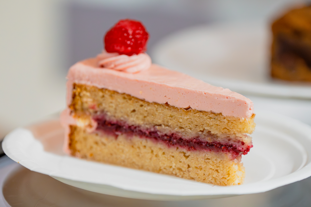 Taart-NLVeganFair2024 Foto van een roze taartje met een rode vrucht erop