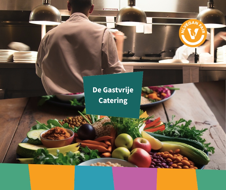 7 De Gastvrije Catering als logo op een foto van plantaardig eten op een tafel