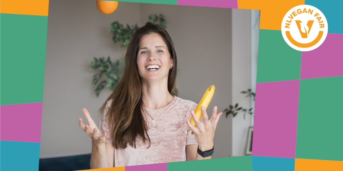 Portretfoto van Lisa Steltenpool die jongleert met een appel en een sinaasappel, toegevoegd aan een collage van gekleurde blokjes en een rond logo van de NLVegan Fair