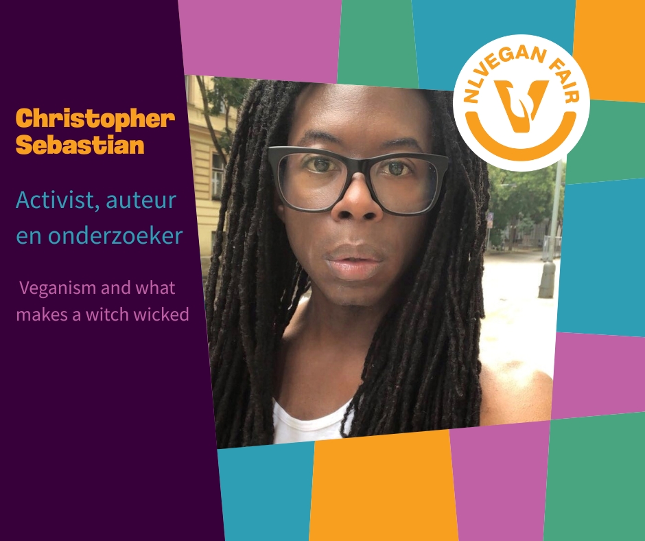 christopher-sebastian-mcjetters-spreker Foto van Christopher Sebastian geplakt op een achtergrond met kleurige blokjes en aan de zijkant een balk met daarin de tekst Christopher Sebastian, activist, auteur en onderzoeker , Veganism and what makes a witch wicked.