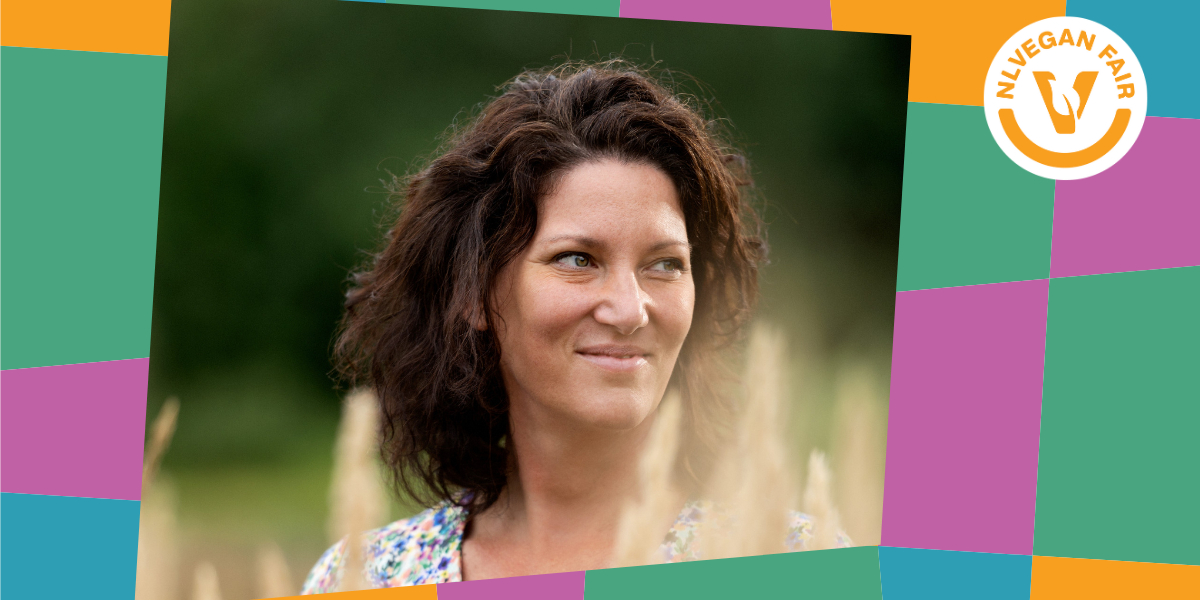 Portretfoto van Hille van der Kaa, toegevoegd aan een collage van gekleurde blokjes en een rond logo van de NLVegan Fair